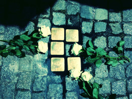 Rosen wurden an den Stolpersteinen niedergelegt