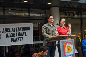 Die beiden SPD Vorsitzenden Dr. Sophie Peter und Manuel Michniok bei Einheit in Vielfalt - Aschaffenburg ist bunt in der Herstallstraße