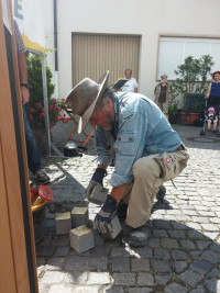 Der Künstler Gunter Demnig verlegt die neuen Stolpersteine