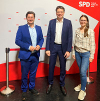 Die Aschaffenburger SPD-Vorsitzenden Sophie Peter und Manuel Michniok mit Spitzenkandidat Florian von Brunn