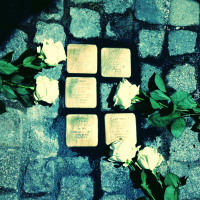 Rosen niedergelegt an neuen Stolpersteinen